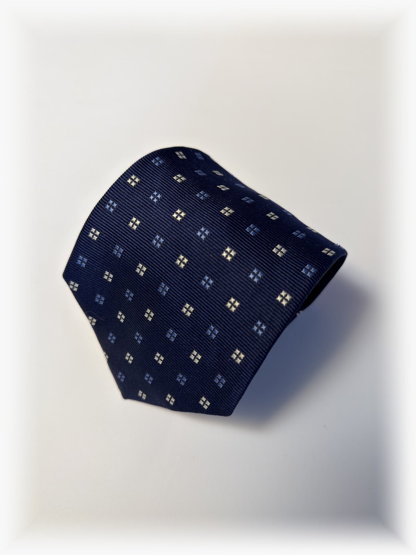 Nahaufnahme Brooks Brothers Navy Krawatte mit kleinen Quadraten