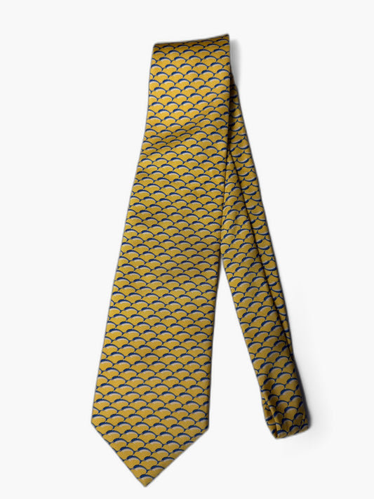 Brooks Brothers Vintage Krawatte mit Scale-Pattern, senfgelb mit blauen Fisch-Schuppen, Gesamtansicht
