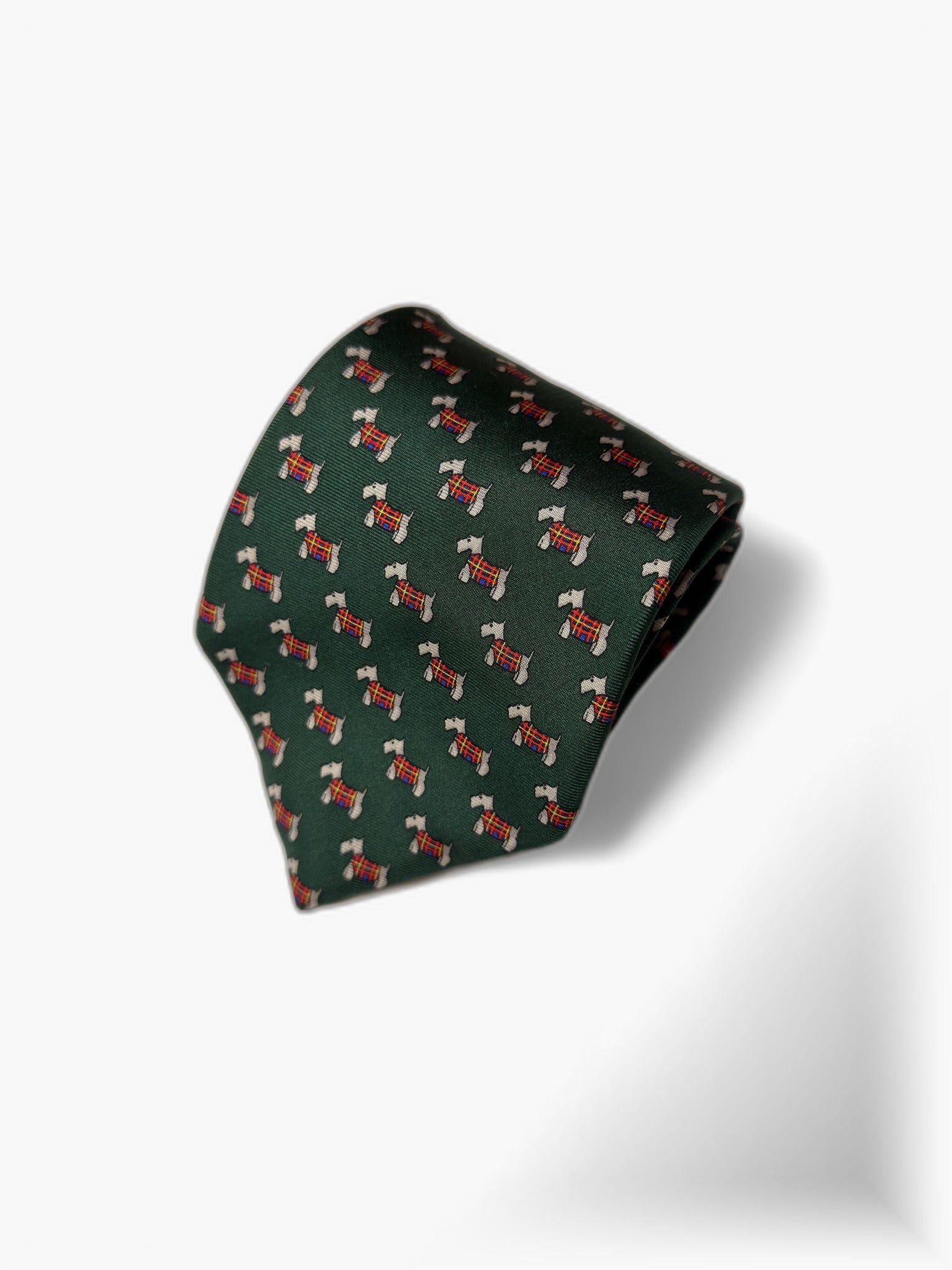 Nahaufnahme gruene Brooks Brothers Seidenkrawatte mit Terrier-Motiv in Tartan