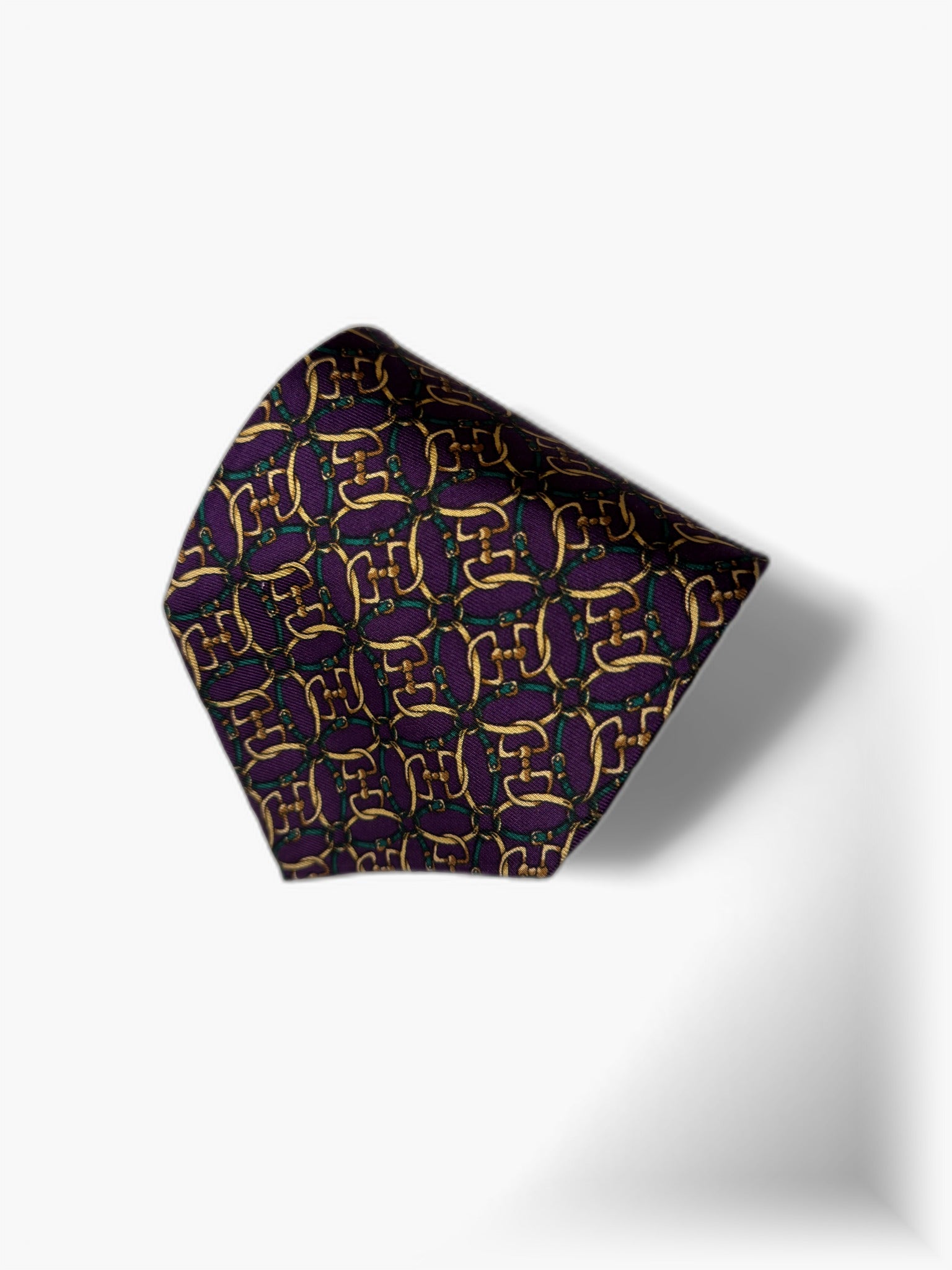 Nahaufnahme aubergine Brooks Brothers Seidenkrawatte mit geometrischem Kettenmuster