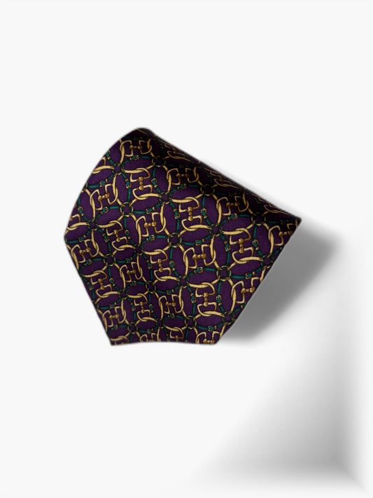 Nahaufnahme aubergine Brooks Brothers Seidenkrawatte mit geometrischem Kettenmuster