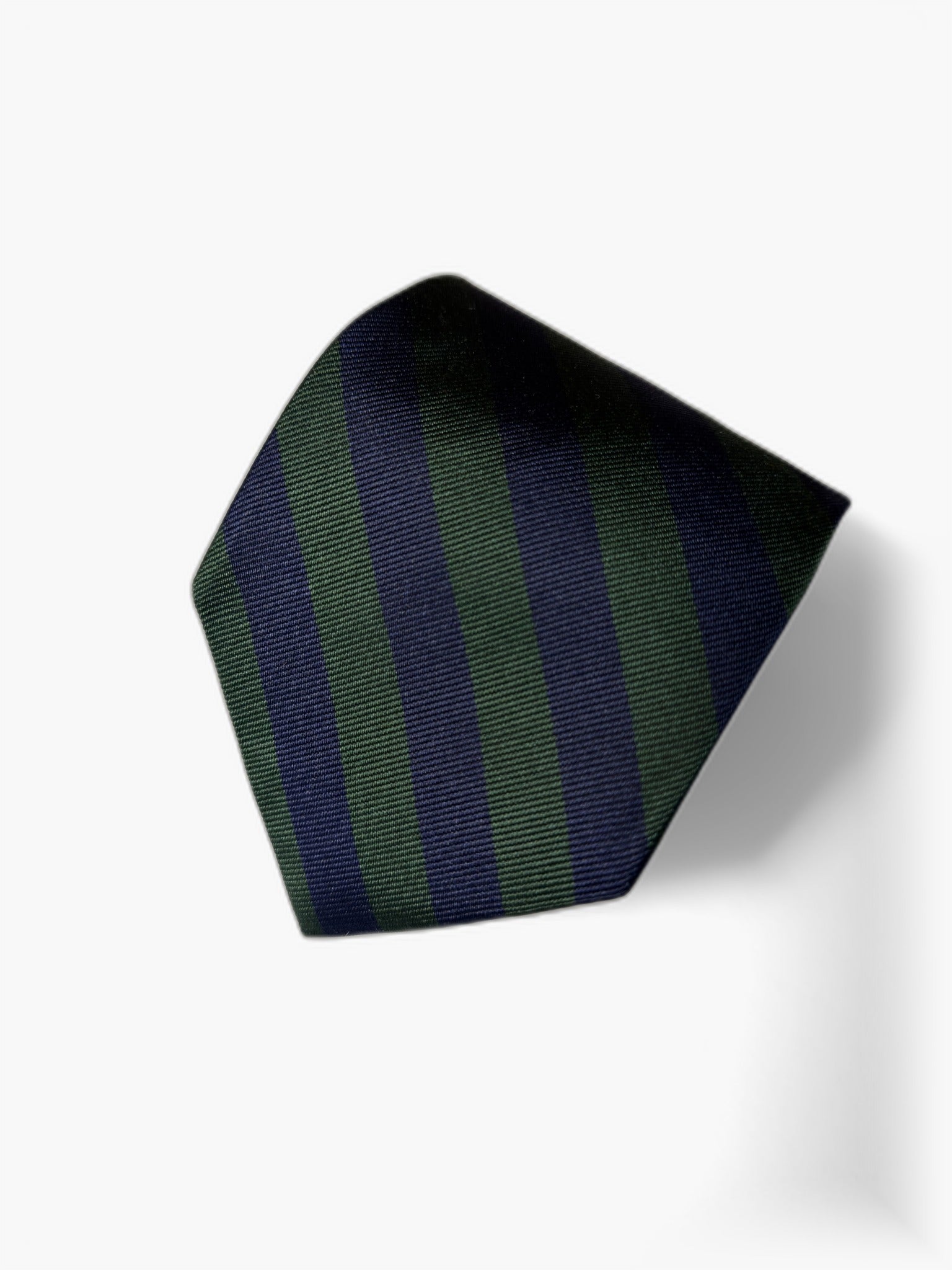 Detail: Brooks Brothers Repp-Krawatte in Navy und Jägergrün, Nahaufnahme der Spitze