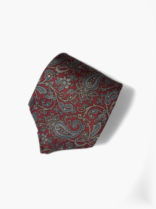 Detail: GANT Paisley-Krawatte in Burgund und Blau, Nahaufnahme der Spitze