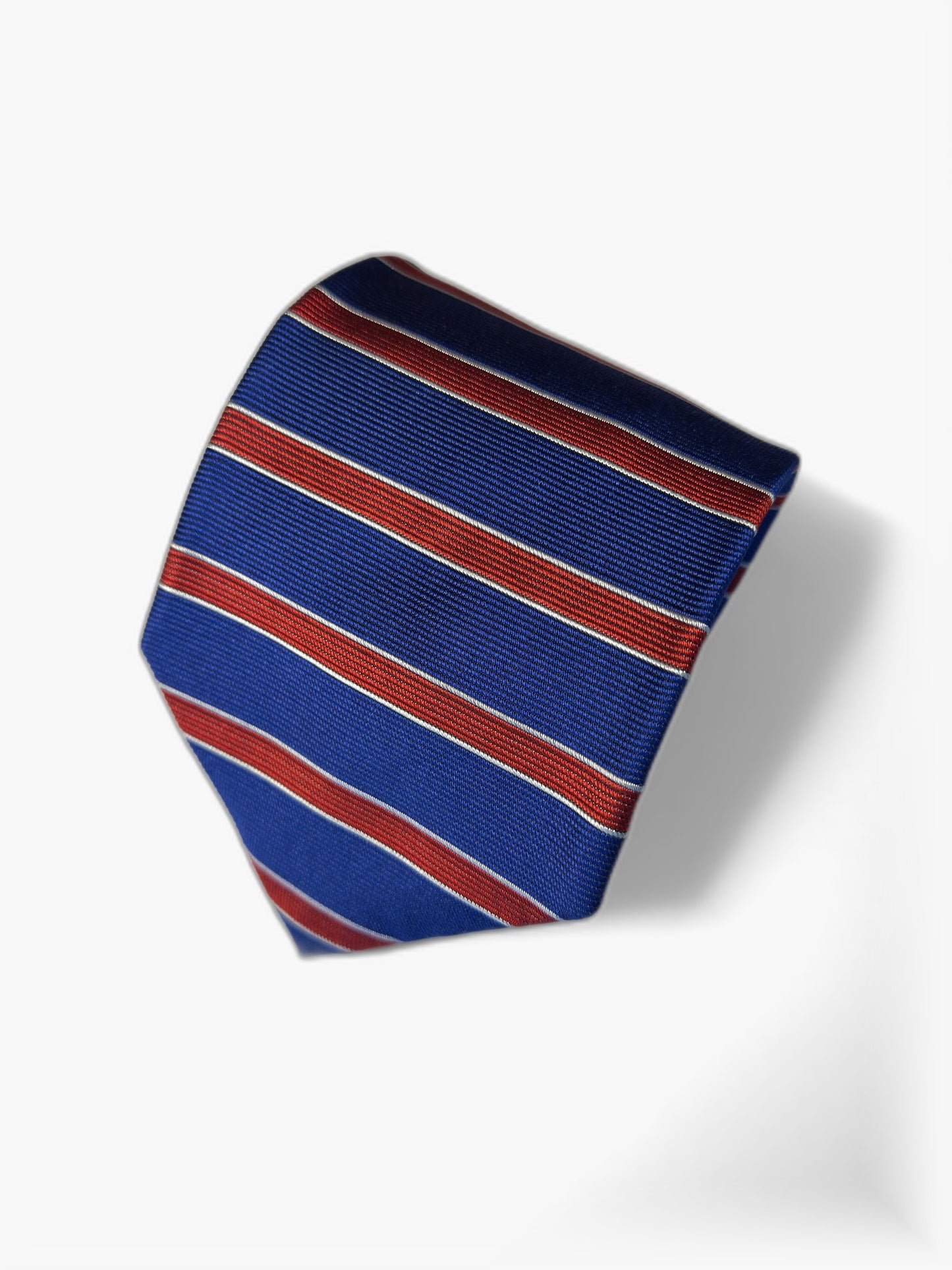 Detail: Brooks Brothers Repp-Krawatte in Blau und Rot, Nahaufnahme der Spitze